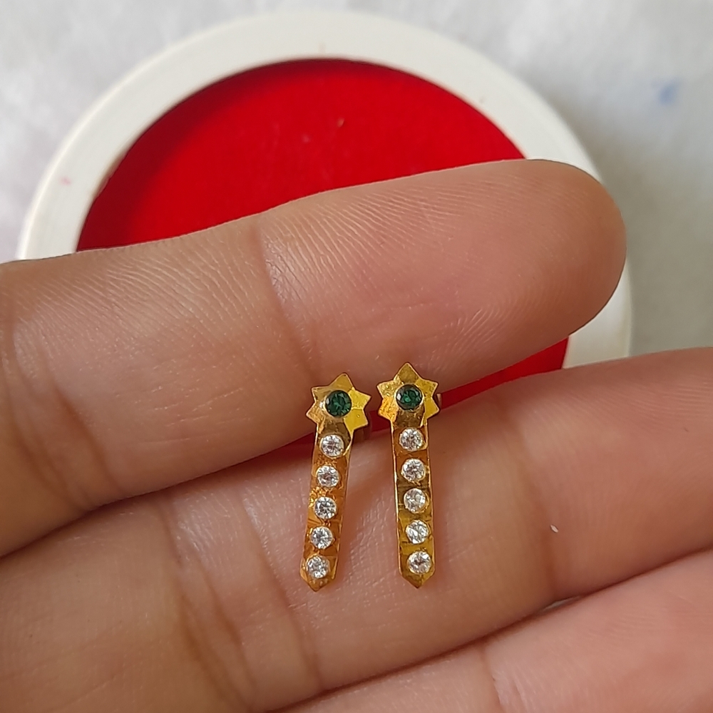 Beautiful new flower desine studs - Picture 13 of 16